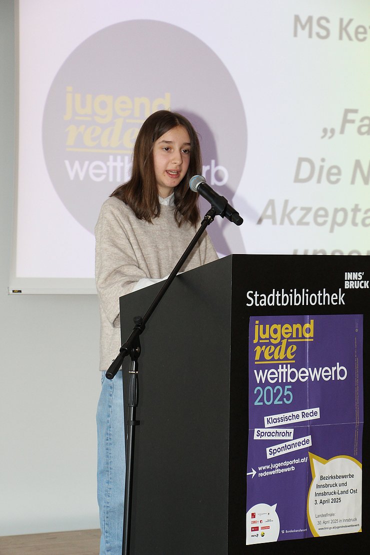 Jugendliche spricht in Mikrofon