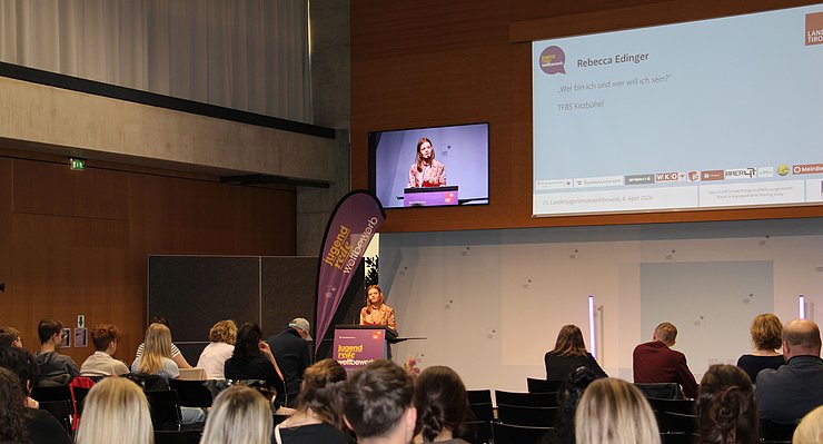 Jugendliche spricht vor Publikum