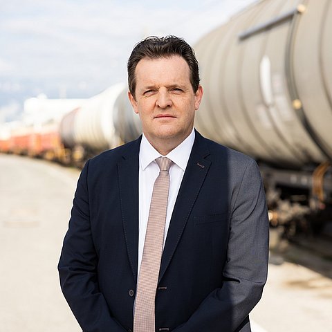 Zumtobel, im Hintergrund Güterzug