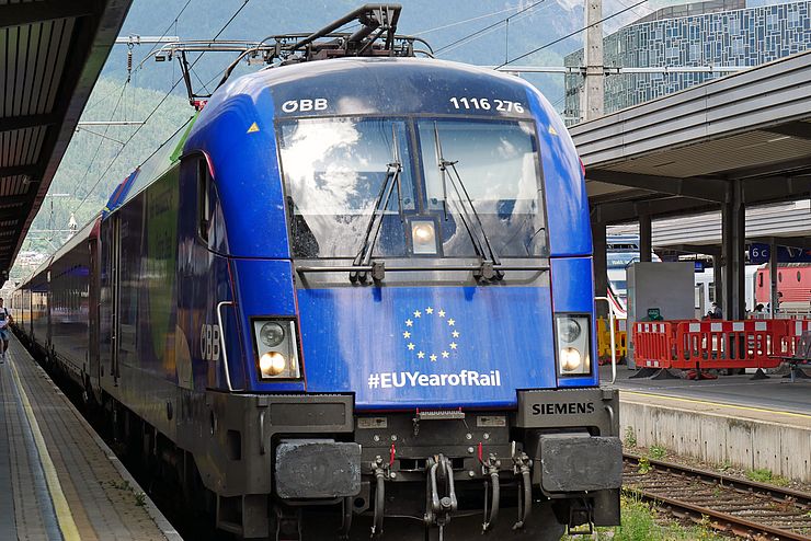 Ein Bild der Railjet-Lok mit Europa-Bemalung