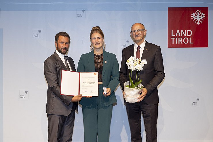 © Land Tirol / Mario Webhofer v.l.n.r. 1. LHStv. Georg Dornauer, Selina Egle, LH Anton Mattle