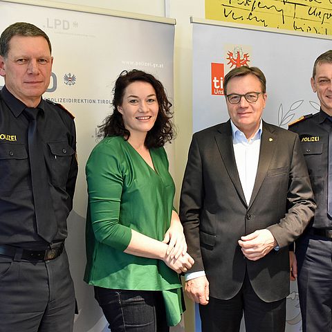 (v.li.): Leiter der Landesverkehrsabteilung der Polizei Tirol Markus Widmann, LHStvin Ingrid Felipe, LH Günther Platter und Polizeidirektor Helmut Tomac.