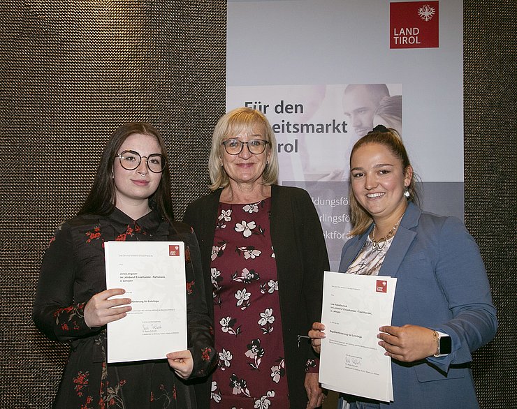 Mit der Höchstförderung bedacht wurden von Arbeits- und Bildungslandesrätin Beate Palfrader die beiden Lehrlinge Jana Lengauer (li.) und Lea Kowaltschuk (re.).  