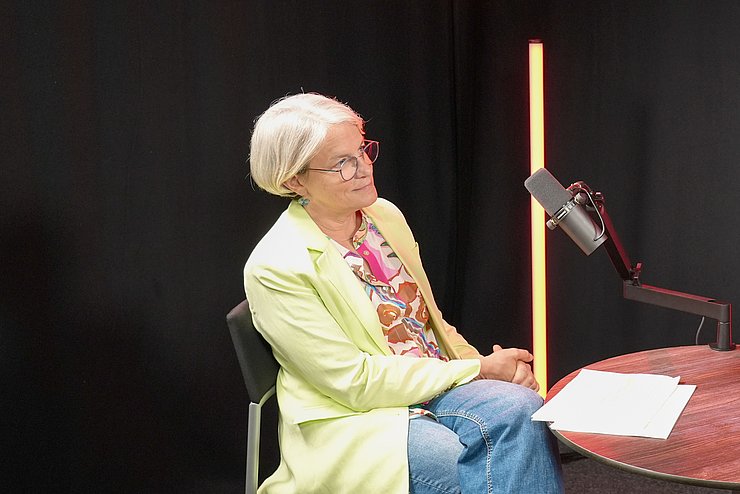 © Land Tirol/Dominik Theresa Geley, Gesundheitsdirektorin des Landes Tirol, ist bei der neuen Podcast-Folge des Landes Tirol zu Gast.