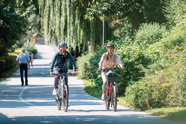 Eine Frau und ein Mann fahren gemeinsam Fahrrad 