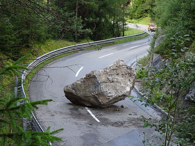 Felsblock auf der Straße