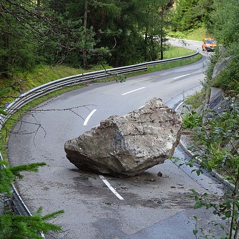 Felsblock auf der Straße