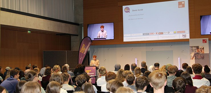 Jugendlicher spricht vor Publikum