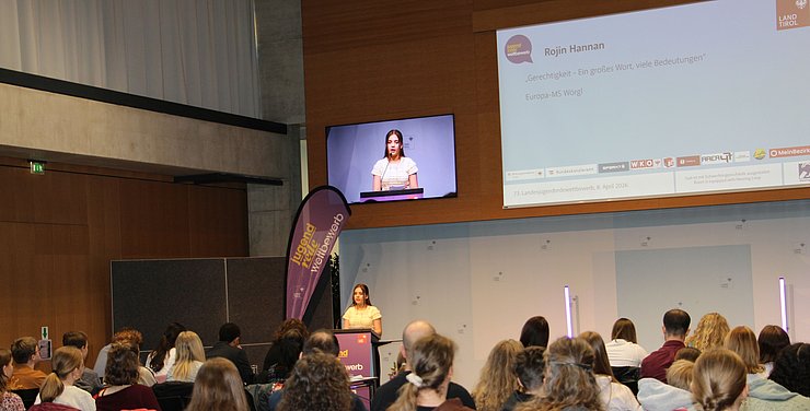 Jugendliche spricht vor Publikum