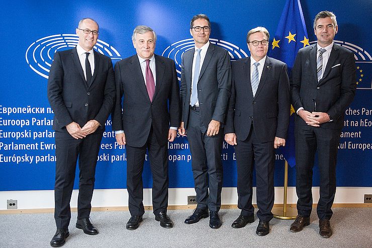 v.li.: LH Ugo Rossi, Präsident des Europäischen Parlaments, Antonio Tajani, LH Arno Kompatscher, LH Günther Platter und Mitglied des Europäischen Parlaments, Herbert Dorfmann.