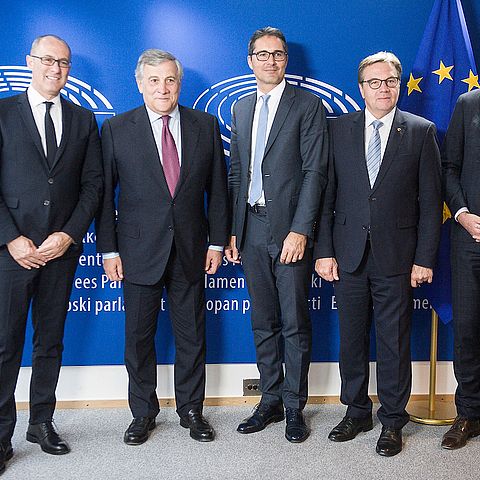 v.li.: LH Ugo Rossi, Präsident des Europäischen Parlaments, Antonio Tajani, LH Arno Kompatscher, LH Günther Platter und Mitglied des Europäischen Parlaments, Herbert Dorfmann.