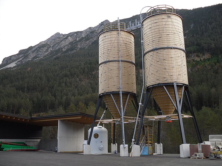 Im Zuge der Neuerrichtung einer Straßenmeisterei im Bezirk Reutte im heurigen Sommer, wurden dort zwei neue Salzsilos aufgestellt. 