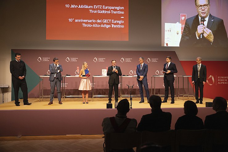 Gespräch rund um die Reformierung der Gründungsverträge (v.li.): Generalsekretär der Euregio Matthias Fink, LH Maurizio Fugatti, Moderatorin Karin Gschnitzer, LH Günther Platter, LH Arno Kompatscher, Moderator und Protokollchef des Landes Thomas Saurer und Europarechtsexperte Walter Obwexer.