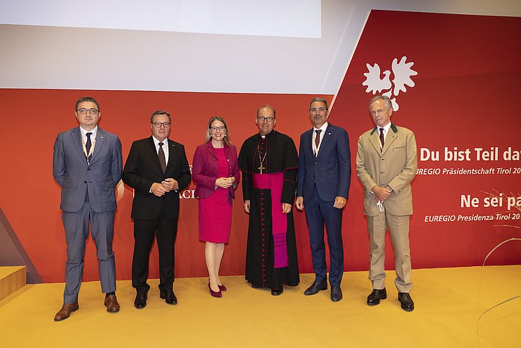 (v.li.): LH Maurizio Fugatti, LH Günther Platter, BMin Margarete Schramböck, Bischof Hermann Glettler, LH Arno Kompatscher und Alpbach-Präsident Andreas Treichl. 