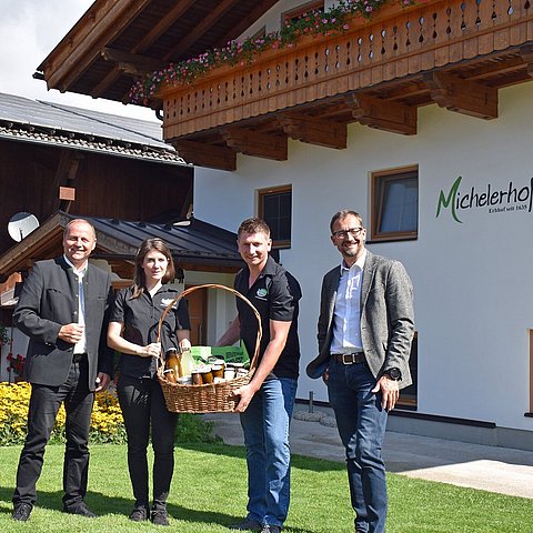 Drei Personen stehen vor dem Michelerhof in Mieming, von links LHStv Josef Geisler, Bettina und Benjamin Kranebitter, LKF-GF Thomas Danzl.