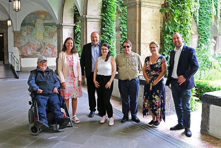 Gruppenfoto im Kreuzgang