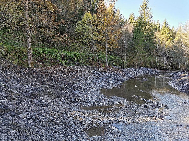 Fertig gestellte Verbauung! Die Böschung wurde mit massiven Flussbausteinen gesicgert und anschliessend mit Bachschotter überdeckt.