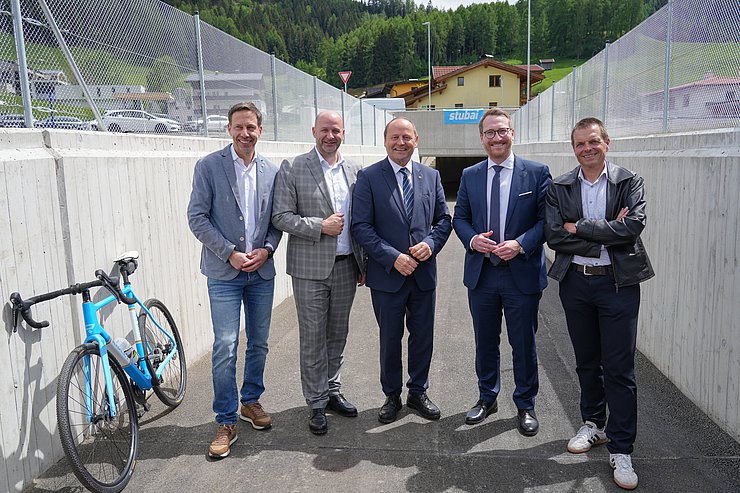 Gruppenfoto vor Radwegunterführung