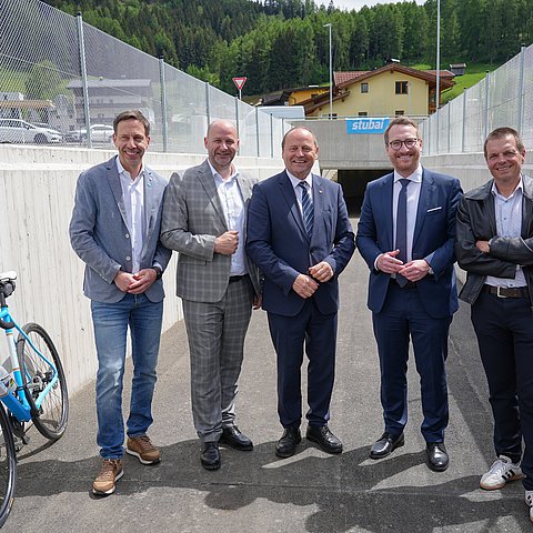 Gruppenfoto vor Radwegunterführung