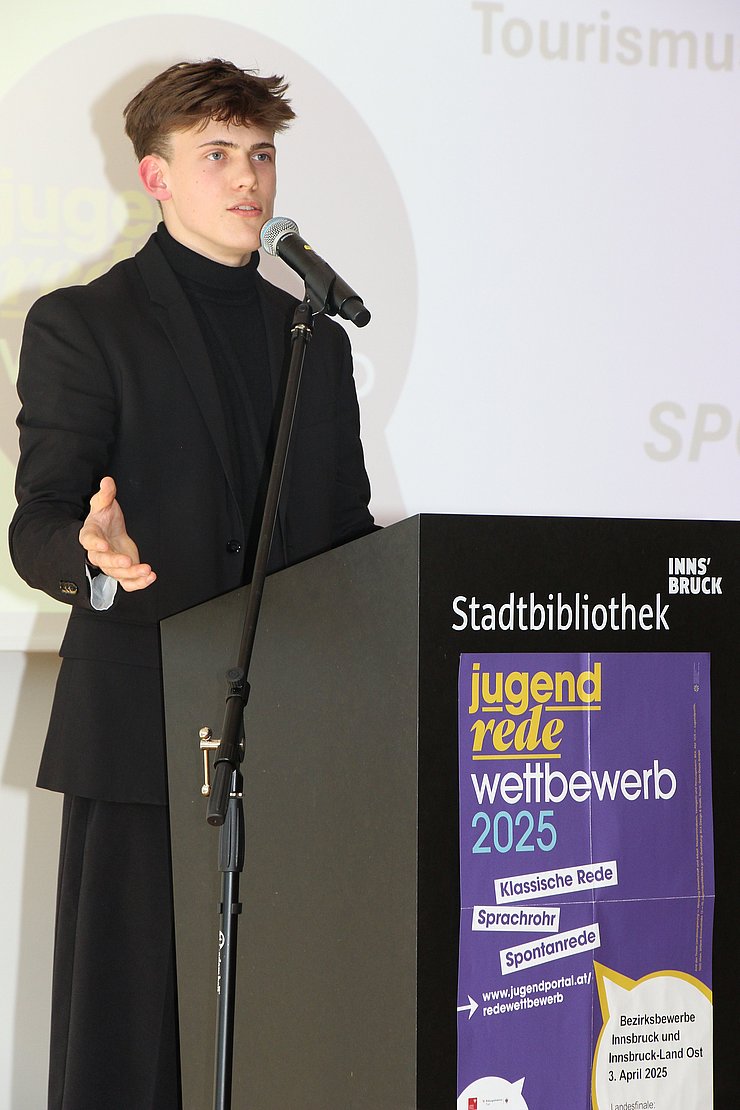 Jugendlicher spricht in Mikrofon