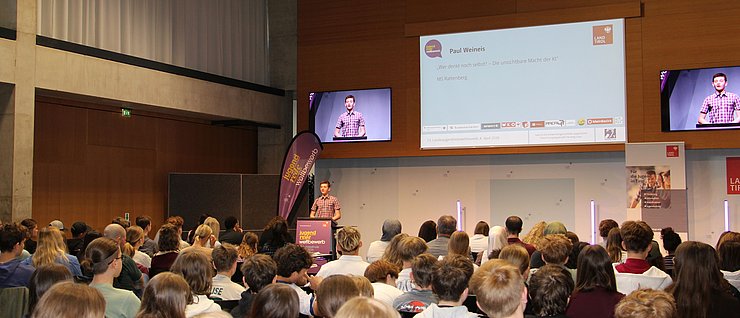 Jugendlicher spricht vor Publikum