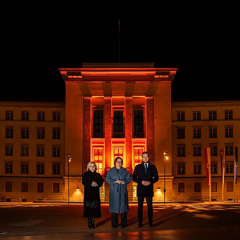 Der Tiroler Landtag, vertreten durch Präsidentin Sonja Ledl-Rossmann (Mitte) und die VizepräsidentInnen Dominik Mainusch sowie Elisabeth Blanik, lässt das Landhaus 1 zum orangen Mahnmal gegen Gewalt werden.