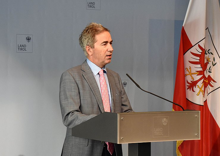 Professor Günter Weiss erläuterte im Rahmen der Pressekonferenz auch die Situation hinsichlich der wissenschaftlichen Aufarbeitung sowie Entwicklung eines Impfstoffes und Theraphiemöglichkeiten.