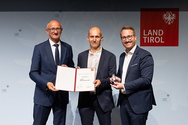 Verleihung Tiroler Sportehrenzeichen 2026, v. l. n. r. LH Anton Mattle, Michael Schleich, 1. LHStv. Philip Wohlgemuth