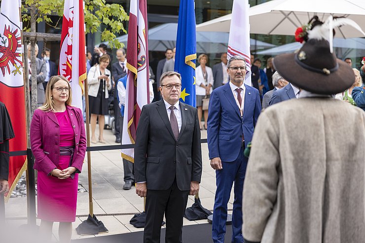 Euregiopräsident LH Günther Platter, BMin Margarete Schramböck und LH Arno Kompatscher beim Landesüblichen Empfang.