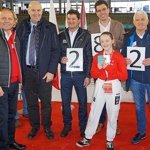 Gewinnerin des Hauptpreises der Verlosung beim ersten Euregio-Wintersporttag wurde Sophia Siller aus Südtirol im Bild mit (von links) LHStv Josef Geisler, Regionalratspräsident Südtirol-Trentino Roberto Paccher, Reinhard Eberl, Sportabteilung Land Tirol, Euregio-Generalsekretär Matthias Fink und ASVÖ Tirol-Präsident Hubert Piegger. Sophia erhielt einen 200 Euro-Gutschein eines Sportartikelgeschäftes..