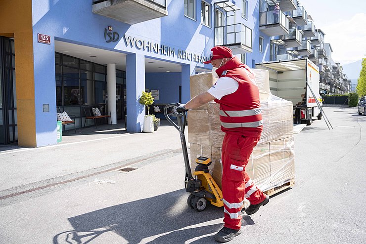 Das Schutzmaterial wird direkt zugestellt wie beispielsweise SeniorInnen- und Pflegeheimen.