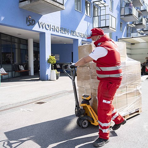 Das Schutzmaterial wird direkt zugestellt wie beispielsweise SeniorInnen- und Pflegeheimen.