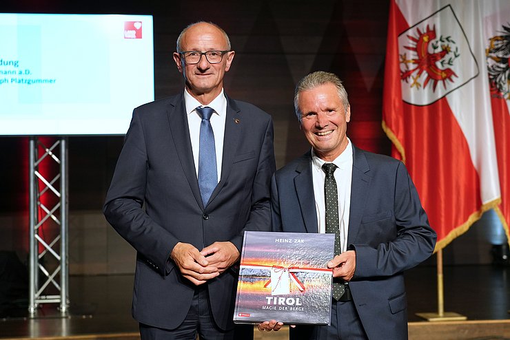 LH Mattle und BH PLatzgummer nebeneinander mit Buch in der Hand