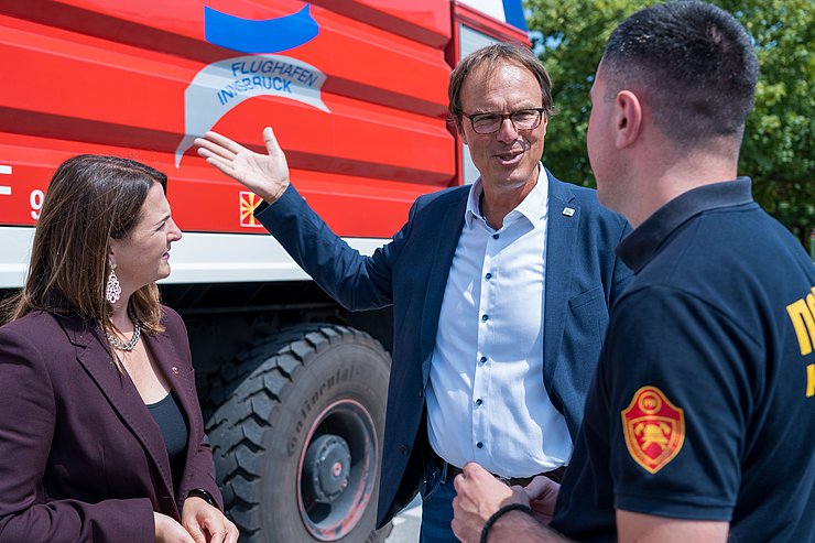 Geschäftsführer Marco Pernetta bei der Übergabe des Feuerwehrfahrzeuges