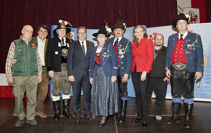 LH Platter und LRin Zoller-Frischauf mit Innsbrucker Ehrenamtlichen.