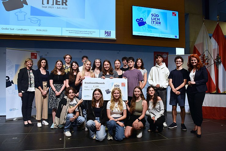 Gruppenfoto der Klasse 6D des Akademischen Gymnasiums Innsbruck mit Landesrätin Hagele.