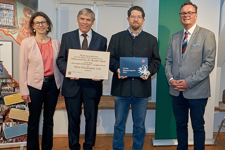 Freude über den Museumspreis 2021 zeigten v.li: Projektleiterin Birgit Maier-Ihrenberger, Ernst Hornstein, Obmann des Museumsvereins Reutte, Ulrich Kößler, wissenschaftlicher Leiter und Klaus Schimana, Vize-Bgm von Reutte. 