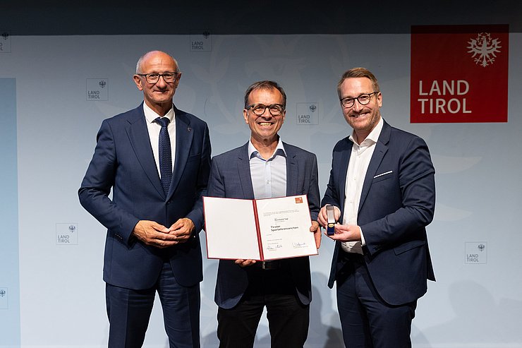 Verleihung Tiroler Sportehrenzeichen 2026, v. l. n. r. LH Anton Mattle, Reinhold Sigl, 1. LHStv. Philip Wohlgemuth