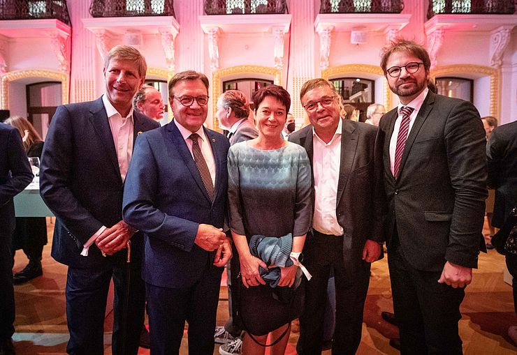von links: Club Tirol-Präsident Hadschieff, LH Platter, LTPin Sonja Ledl-Rossmann, Unternehmer Alois Schranz, Herwig Ostermann (GF Gesundheit Österreich).
