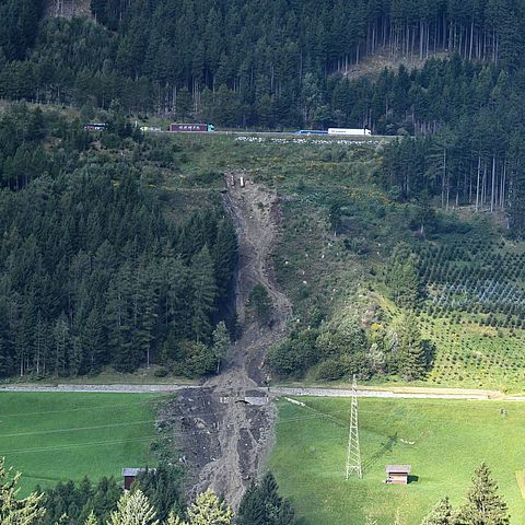 Eine Hangexplosion und Mure im Bereich Matreiwald haben umfangreiche Sicherungsarbeiten und eine Sperre der Brenner Straße notwendig gemacht.
