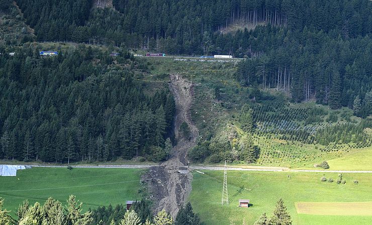 Eine Hangexplosion und Mure im Bereich Matreiwald haben umfangreiche Sicherungsarbeiten und eine Sperre der Brenner Straße notwendig gemacht.
