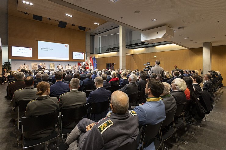 Im Anschluss an den Festakt fand im Großen Saal des Landhauses ein Symposium mit Kurzfilmen, Zeitzeugenberichten und Interviewrunden statt.