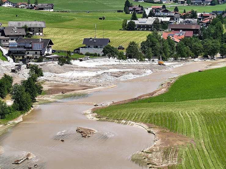 Die Muren beschädigten in Gschnitz Gebäude, Brücken und Straßen.