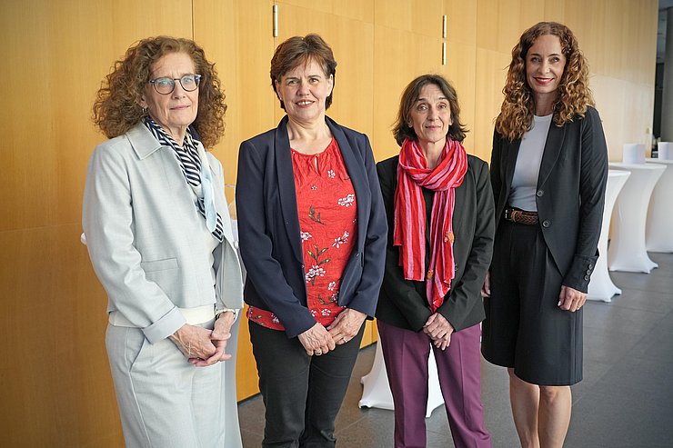 Personen stehen nebeneinander