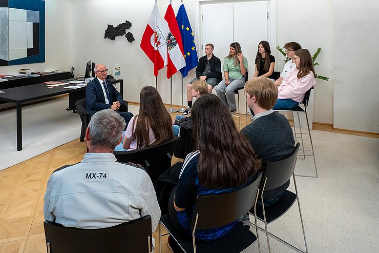 © Land Tirol/Jovanovic LH Mattle redet mit SchülerInnen