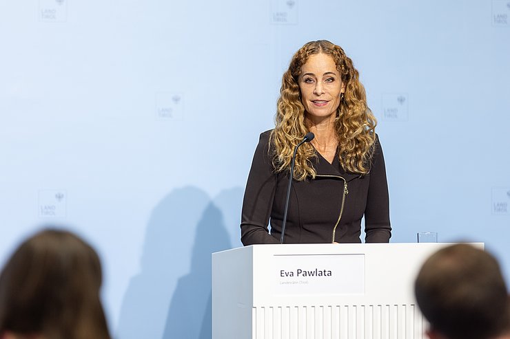 © Land Tirol/Steinlechner LRin Pawlata an Redepult