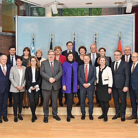 Gruppenfoto der LandtagspräsidentInnen