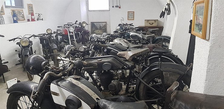 Blick in den Ausstellungsraum des "Fahrrad & Motorrad Museums".
