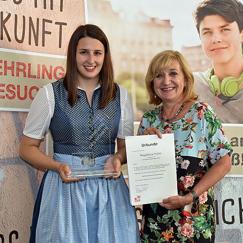 LRin Palfrader gratuliert Magdalena Huber zur Auszeichnung "Lehrling des Monats August". 