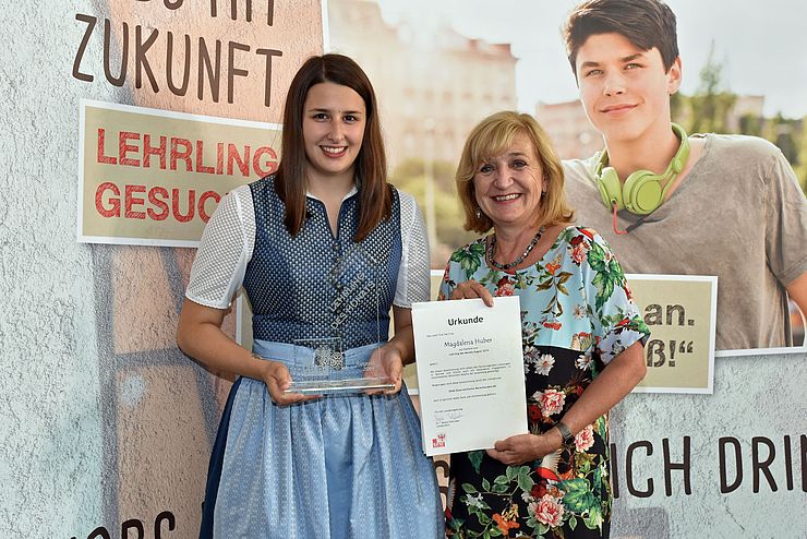 LRin Palfrader gratuliert Magdalena Huber zur Auszeichnung "Lehrling des Monats August". 